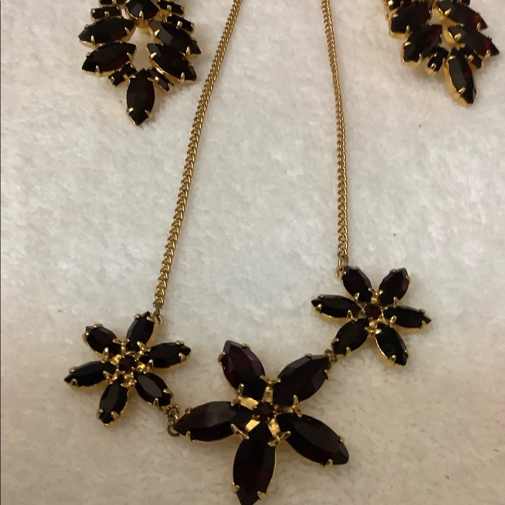 RED CRYSTAL GOLD TONE FLOWER CHOKER VINTAGE SET NECKLACE & EARRINGS